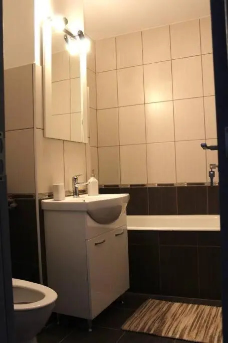 3 Room Bright Modern Apartment with Free Parking