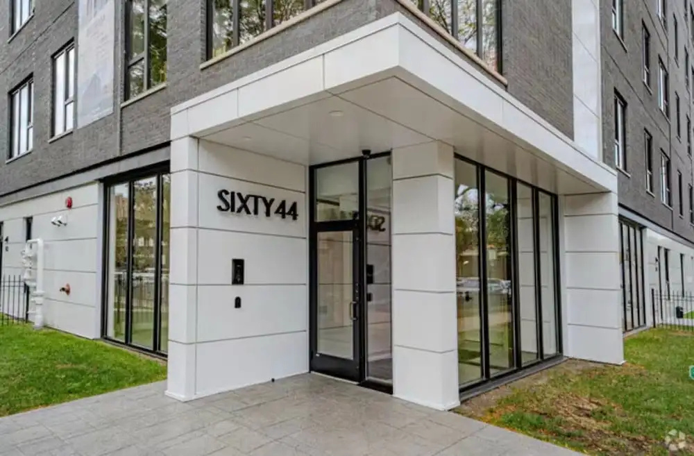 Chic 2BR Apartment in Edgewater Modern Comfort