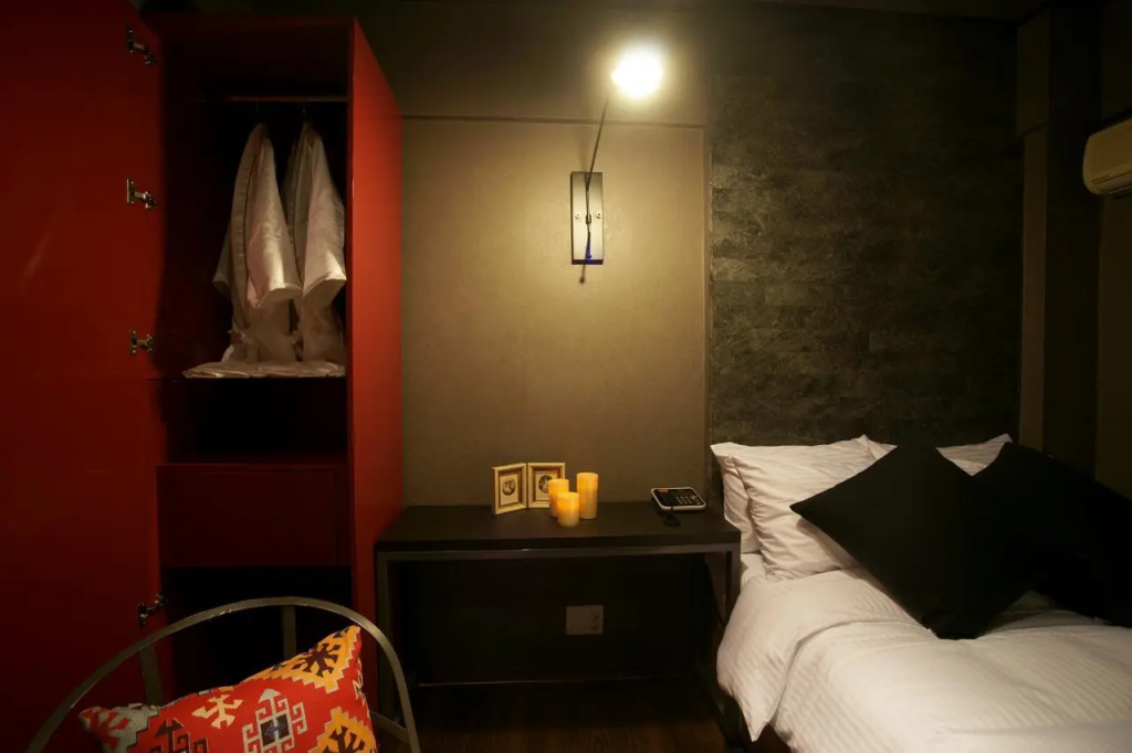 Deluxe Double room (full double bed)
