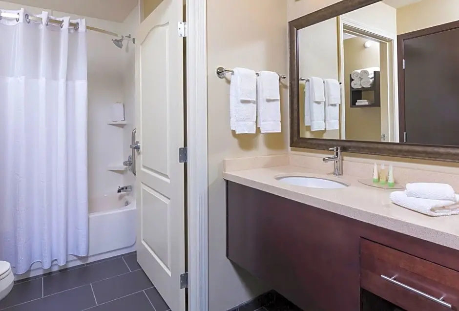 Staybridge Suites Canton by IHG - Chambres