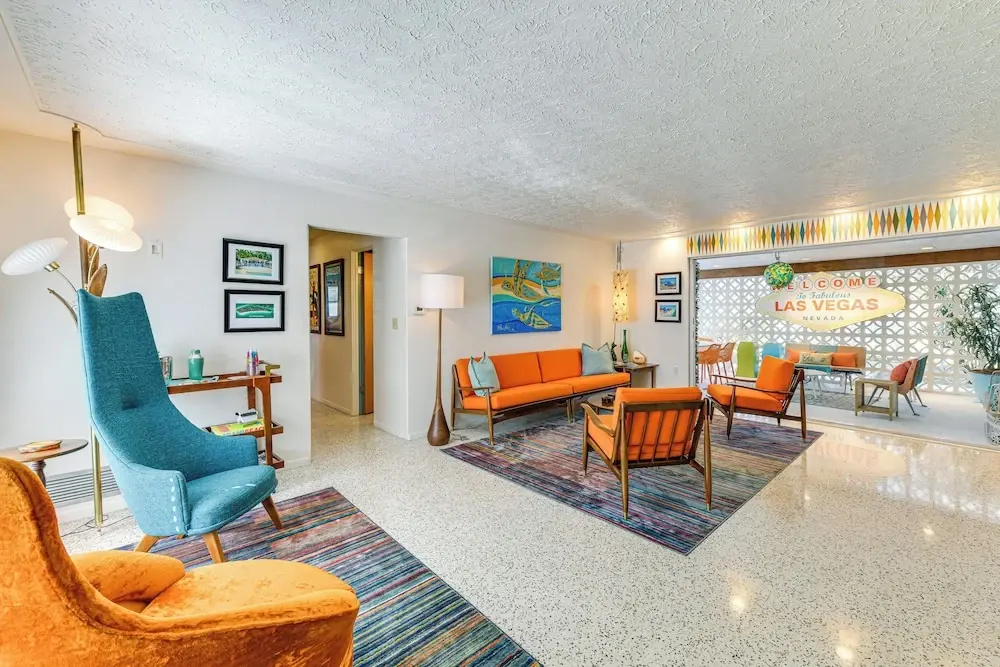 Lanai & Pet Friendly! Retro-chic Sarasota Home!