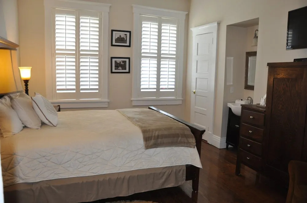 Standard Double room with balcony (full double bed)