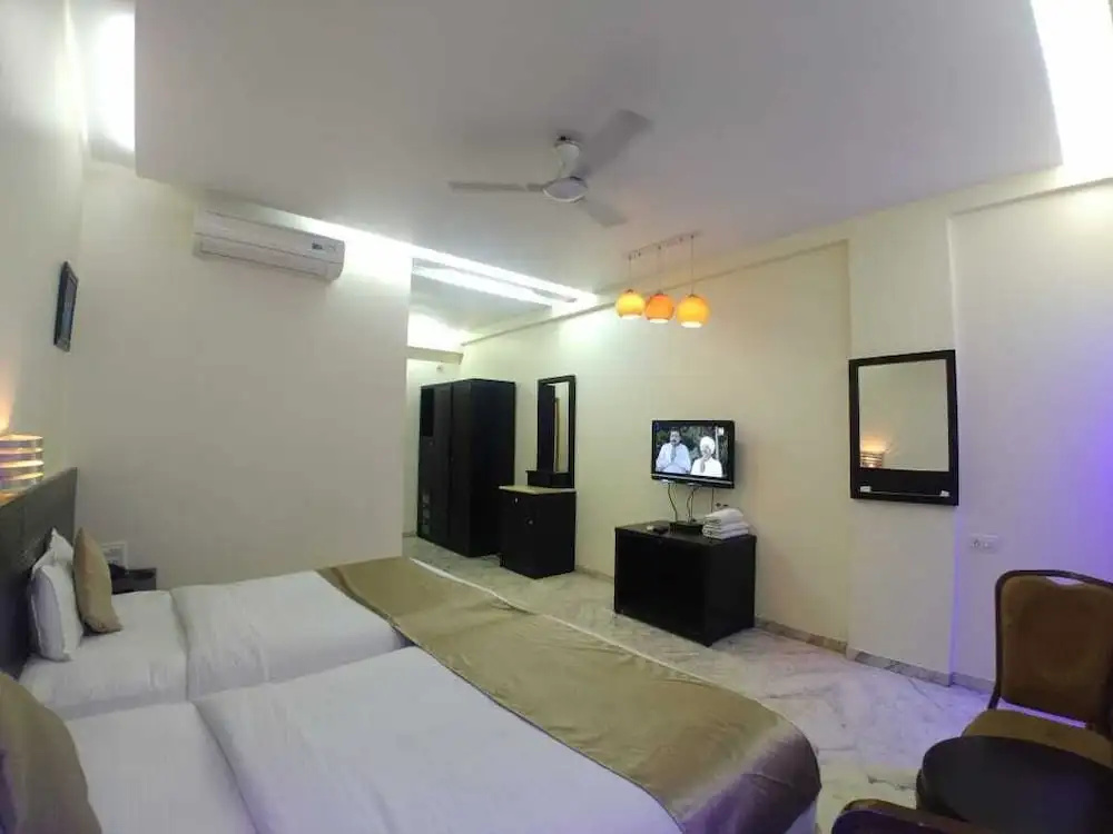 Deluxe Double room (full double bed)