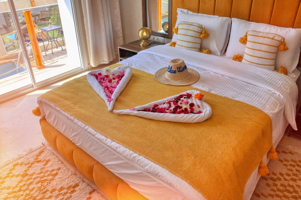 Double room with pool view (full double bed)