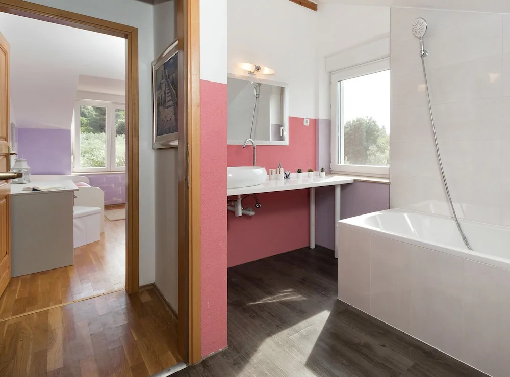 5 Bedrooms Villa