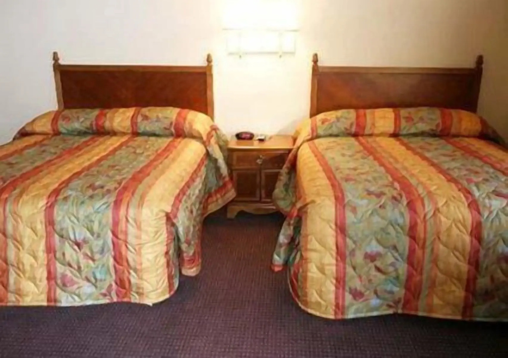 Chateau Inn and Suites — фото