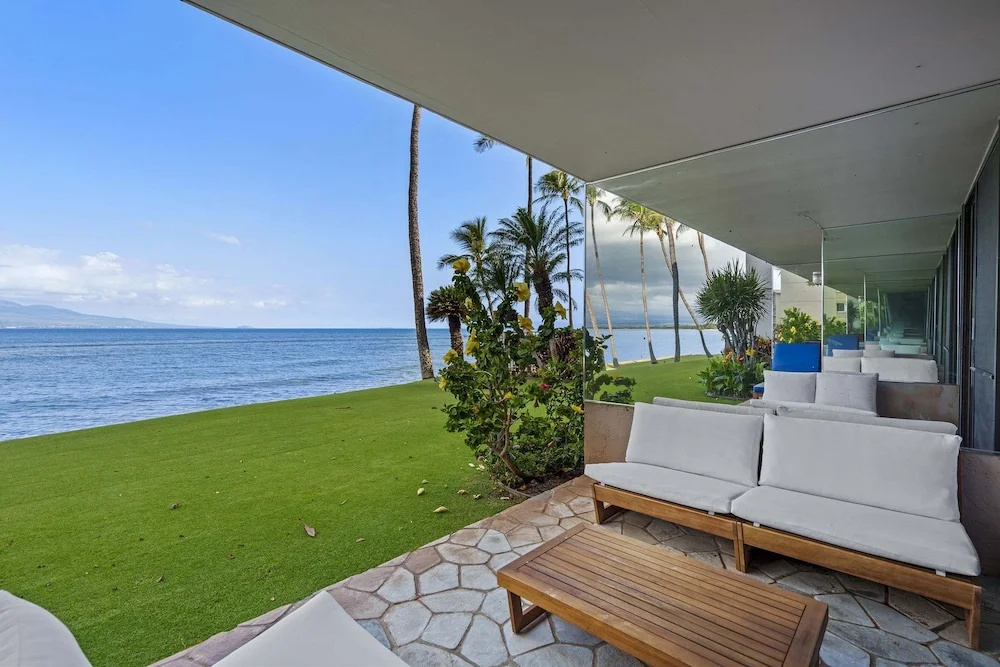 Oceanfront Lauloa 106 - Ground Floor, Modern Renovation, Split-ac, Walk to Beach