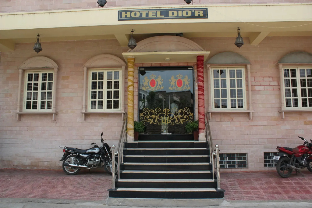FabHotel Dior Pink City