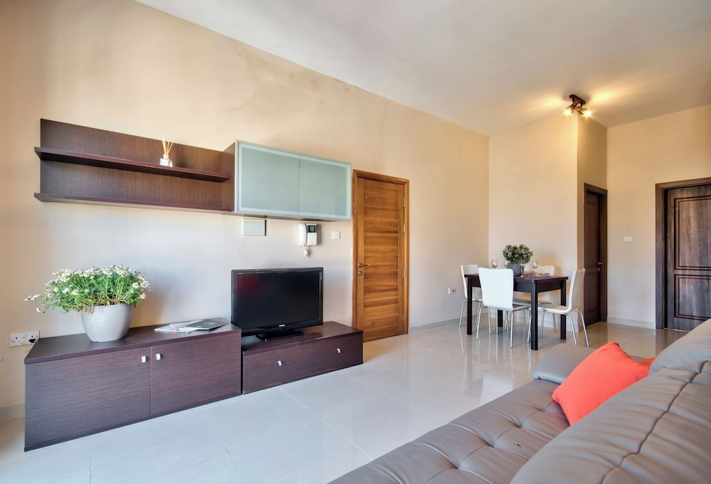 Spacious Light Filled Apartment With Balcony