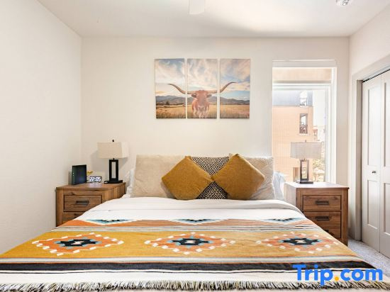 Riverwalk & Pool View Condo • Pets & Free Parking