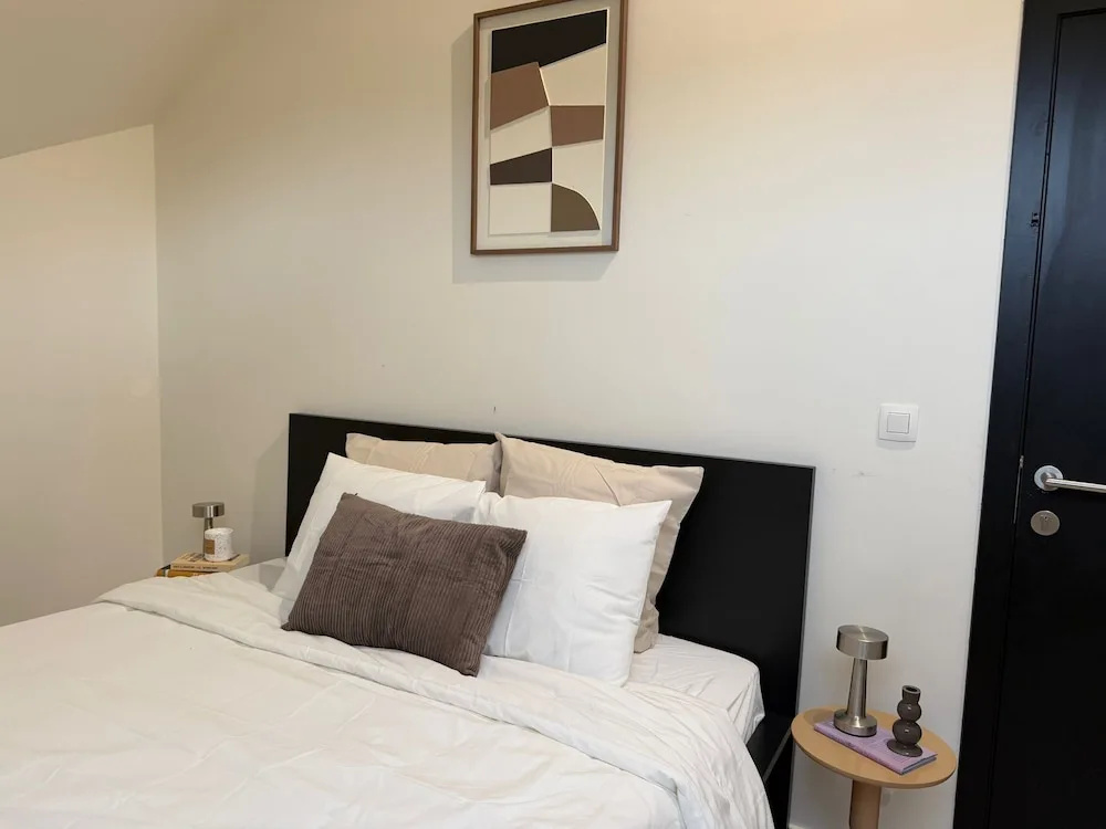 Spacious Rooms 15 Min to City Center