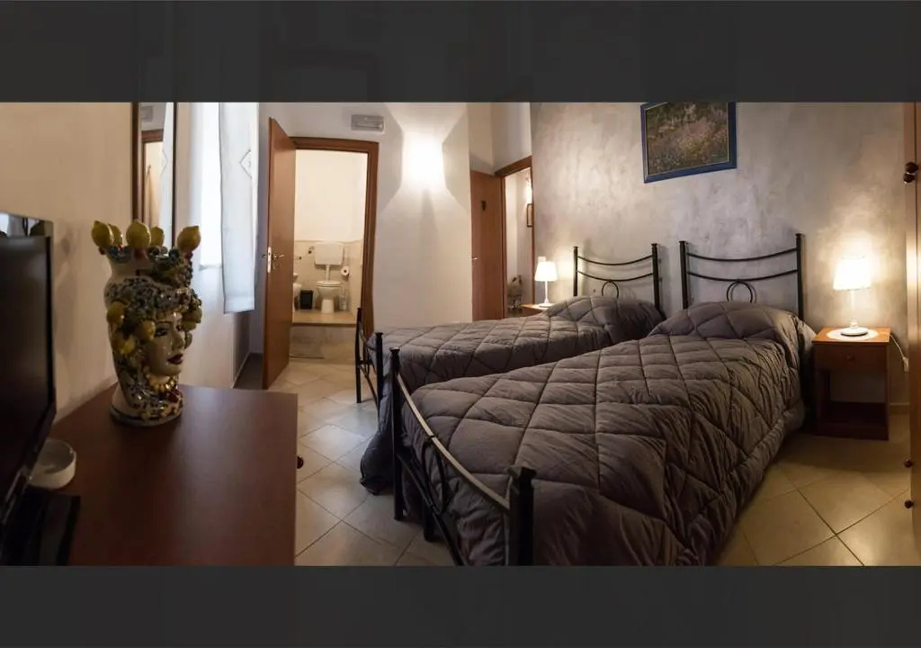 Deluxe Double room (full double bed)