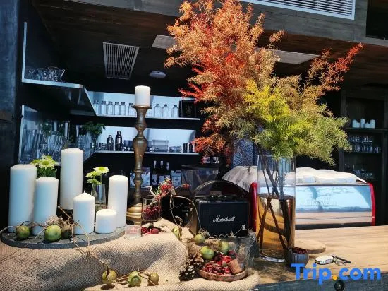 Chuyue retro light luxury space first-line sea view vacation arts