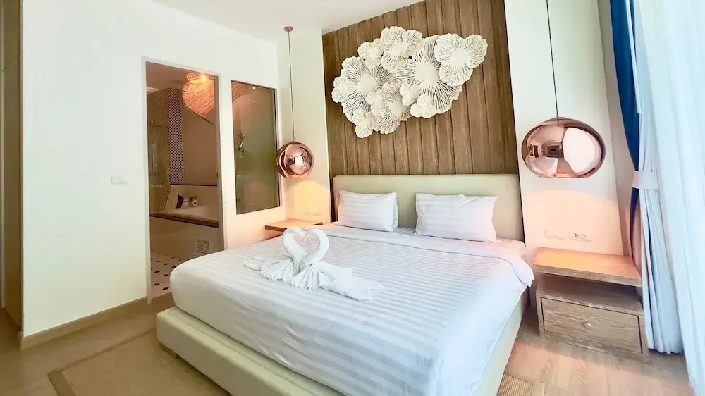 1 Bedroom Luxury Apartment with balcony and with land view