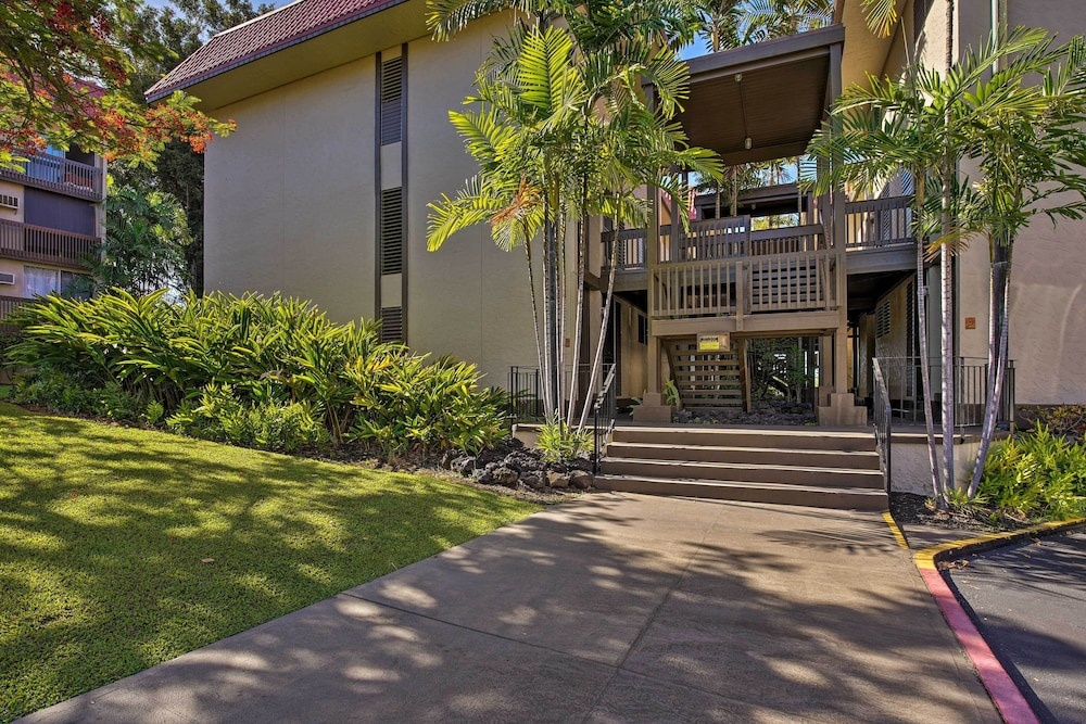 Kona Condo w/ View, Walk to Beach & Restaurants
