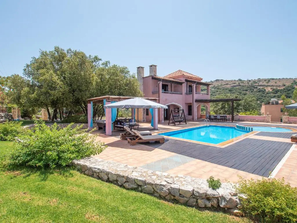 2 Bedrooms Villa