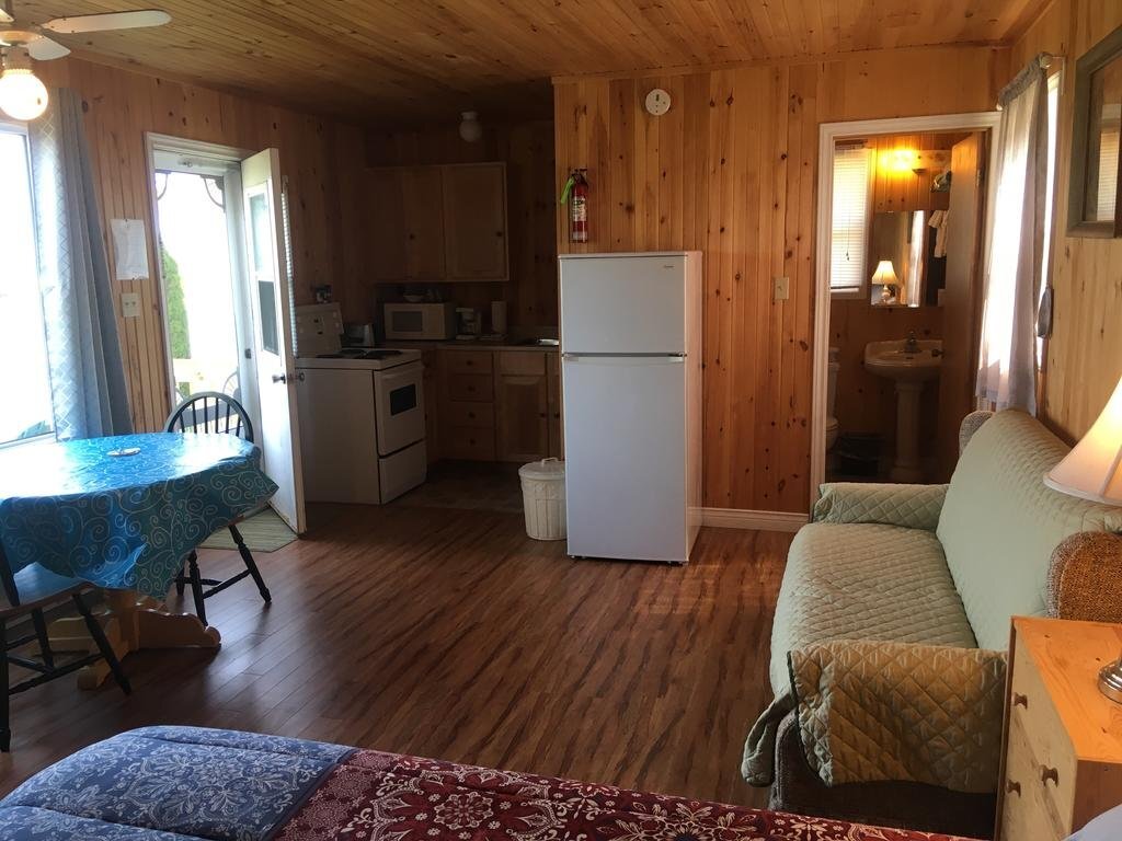 Baywatch Lighthouse And Cottages