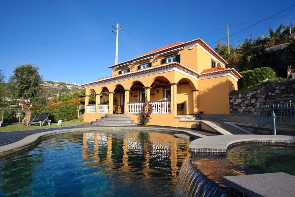 Lovingly restored old villa, heated pool, garden, sea views | Quinta Girassol