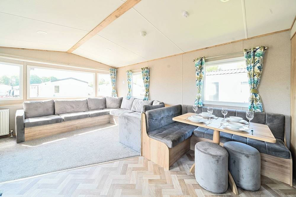 Brookside Bliss - Billing Aquadrome