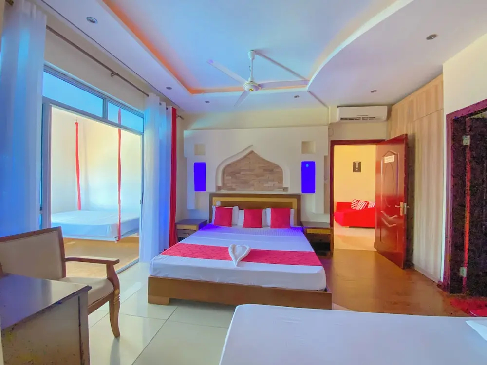 Sea Breeze Beachfront Apartments - фото 6