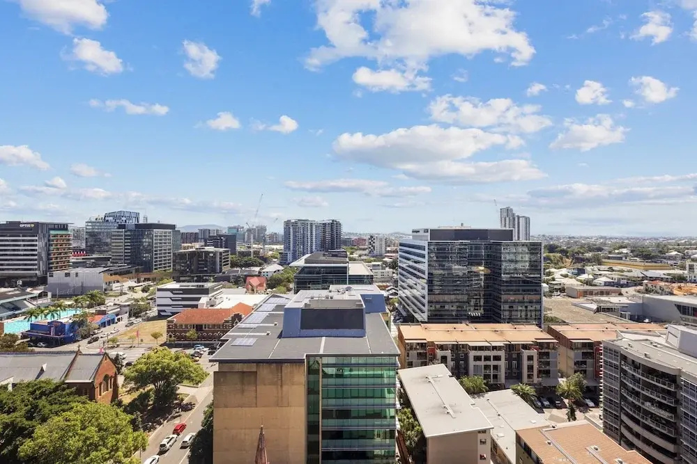 Contemporary 1-bed With Pool Near Brisbane River