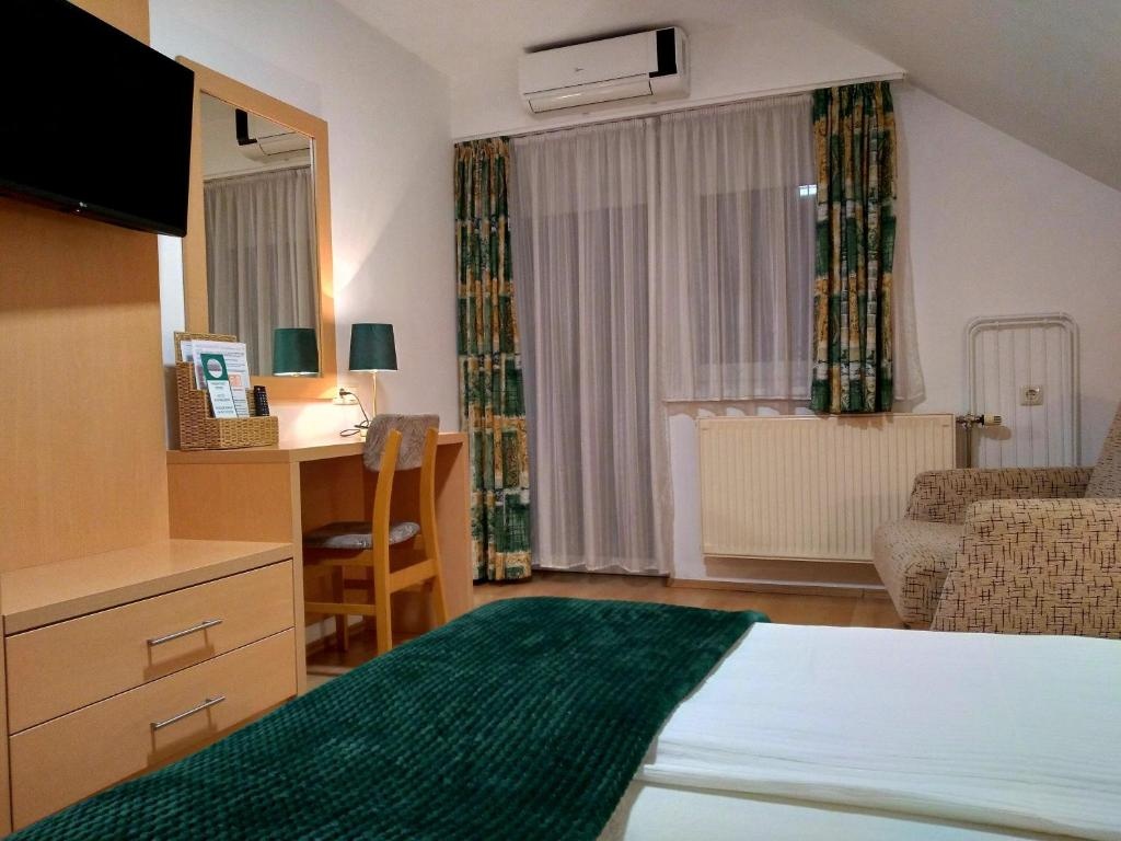 Standard Double room with balcony (full double bed)