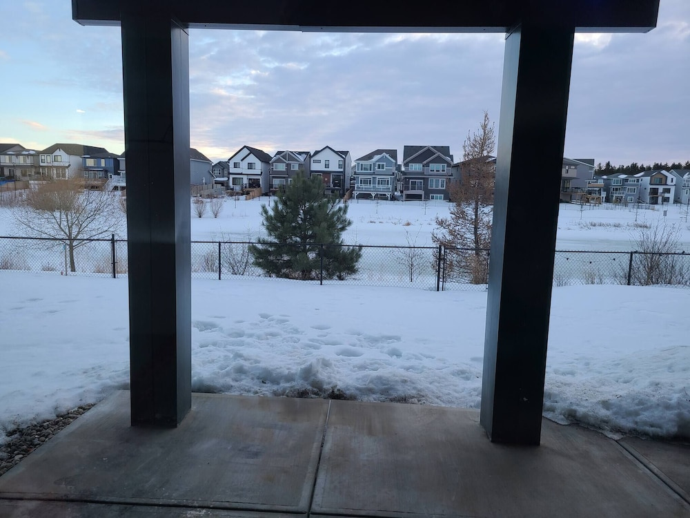 Swithome Properties Cozy Suite With Pond View, Near YEG Airport