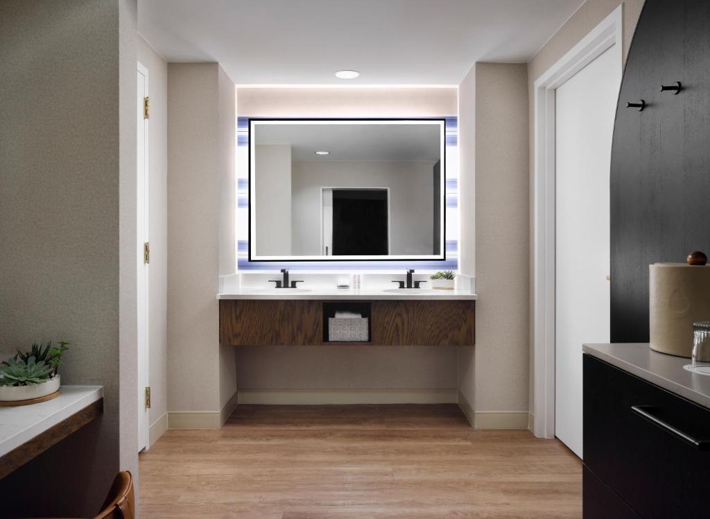 Двухместный люкс двуспальная кровать в Austin Marriott South