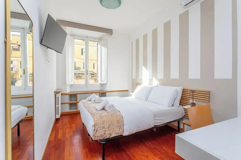 Classic Double room with courtyard view (full double bed)