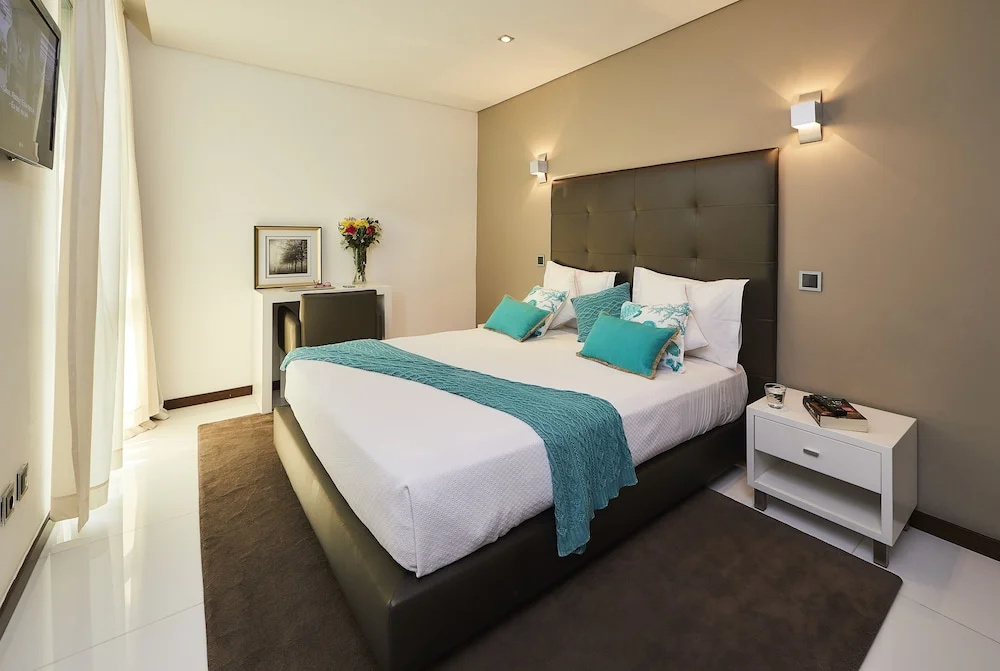 1 Bedroom Deluxe Suite with partial ocean view