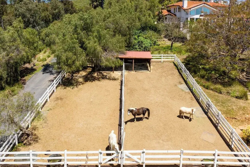 Two Estates w/ Pools, Hot Tubs, Game Rooms, Valley Views & Tennis Court Near Beaches & Wineries