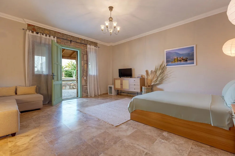 Deluxe room with pool view