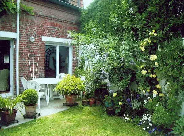 Voir la photo 2 — Une Chambre en Ville