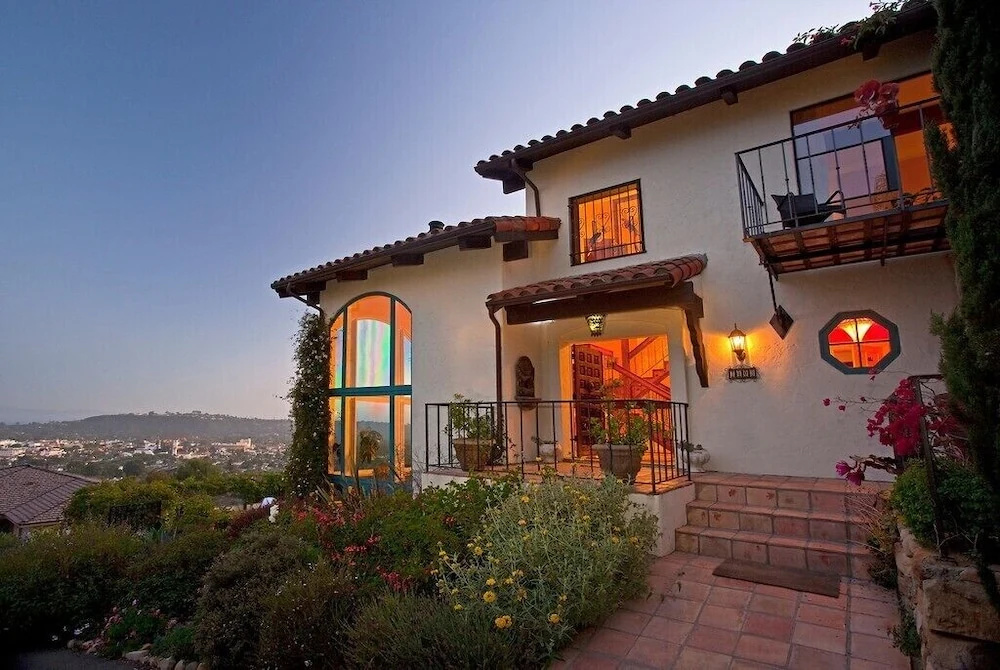 4BR 3BA Stunning Views by RedAwning