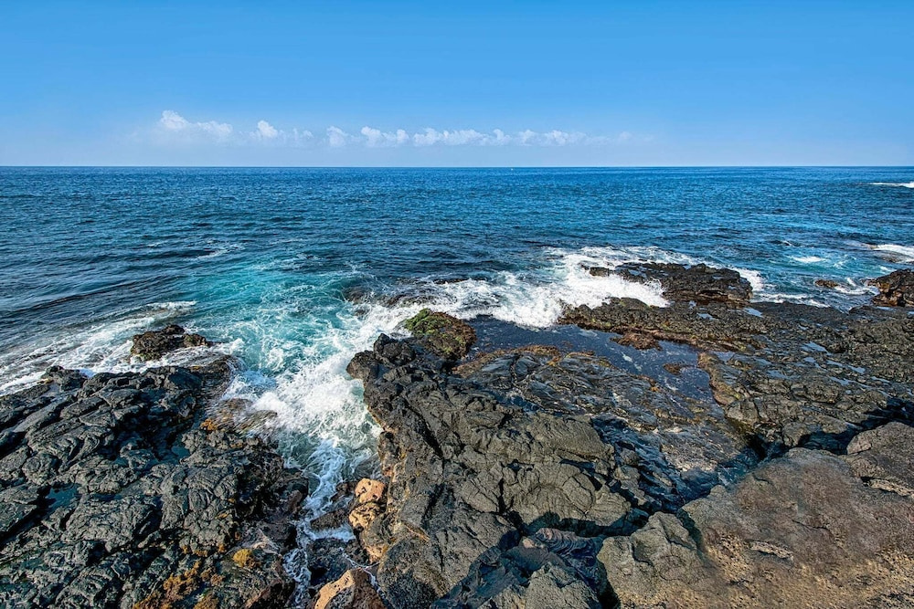 Kona Condo Near Downtown Partial Ocean View Central A/C Sleeps 4 - Vrkcv