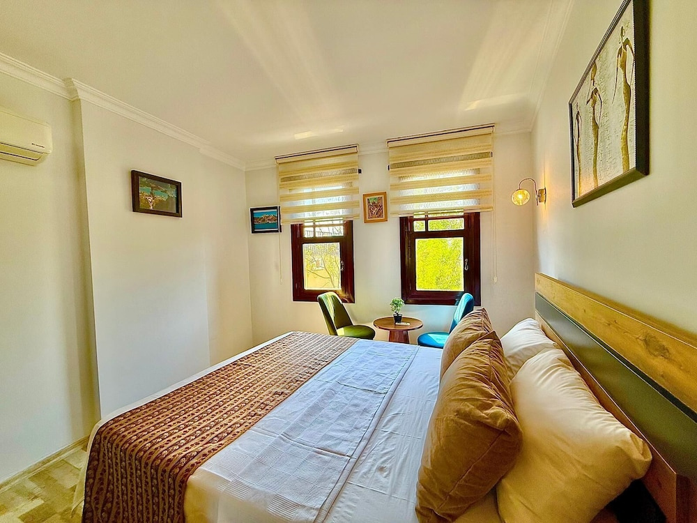 Standard Double room with partial sea view (full double bed)
