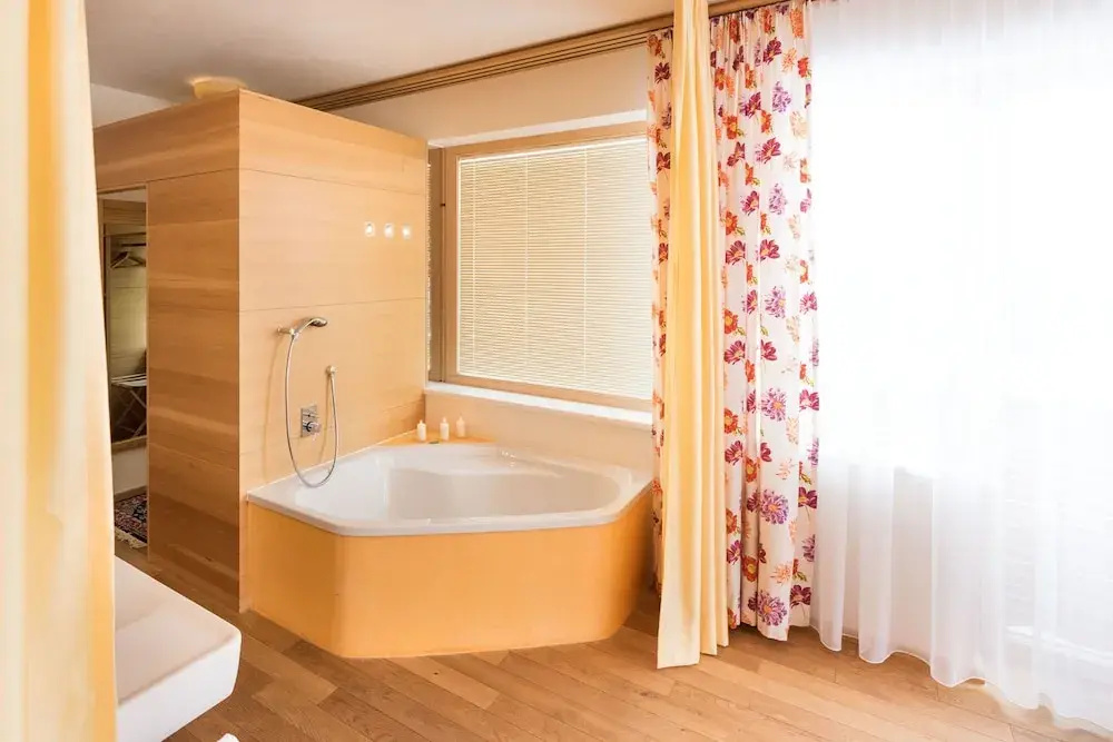 Suite with balcony and with mountain view