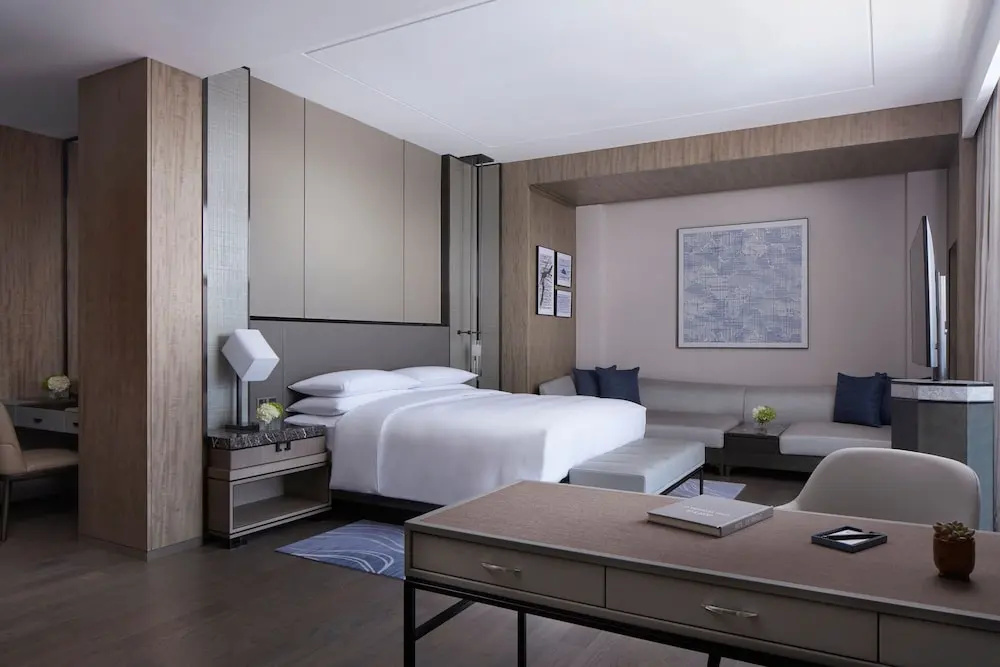 Double Club Suite with lake view (full double bed)