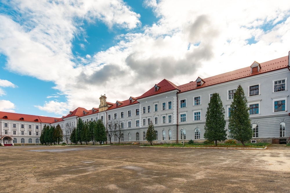 Deluxe Hotel