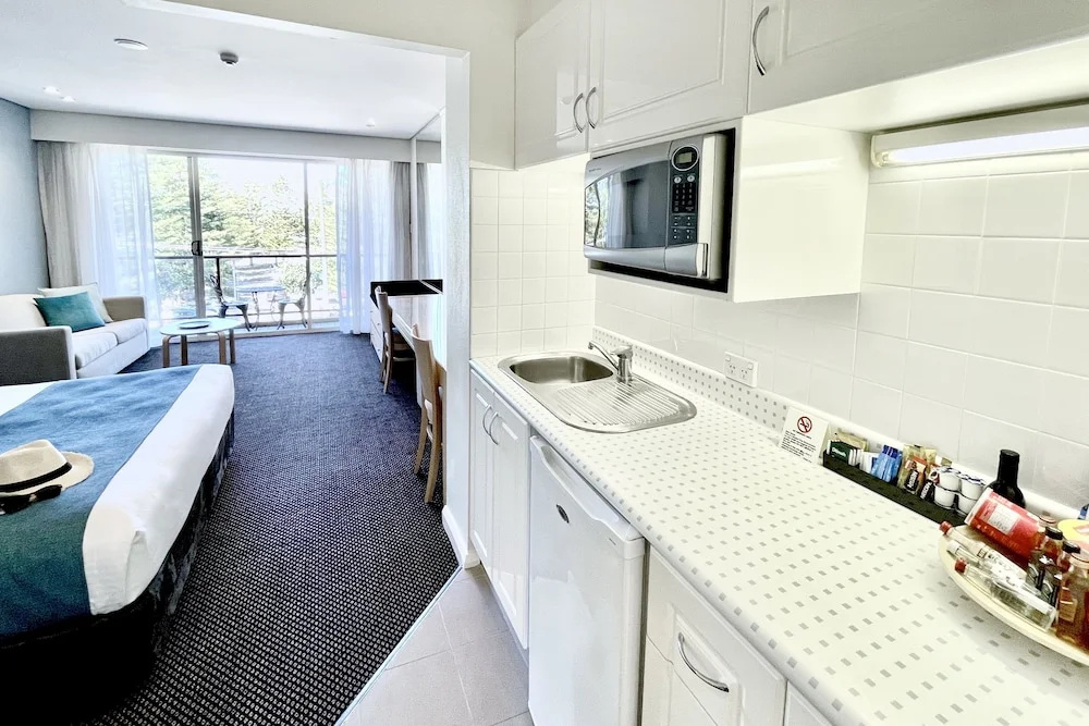 Deluxe Studio with balcony and with partial ocean view