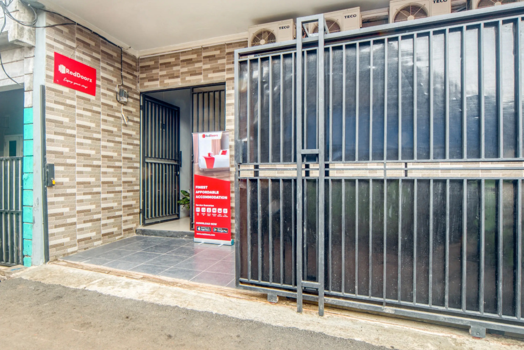 RedDoorz near Graha Cijantung Mall