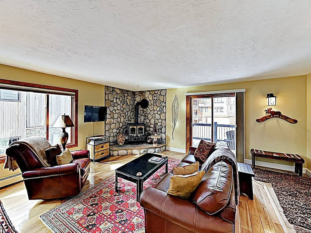 New Listing! Mountain-view Getaway: Stroll To Town 2 Bedroom Condo - фото 3