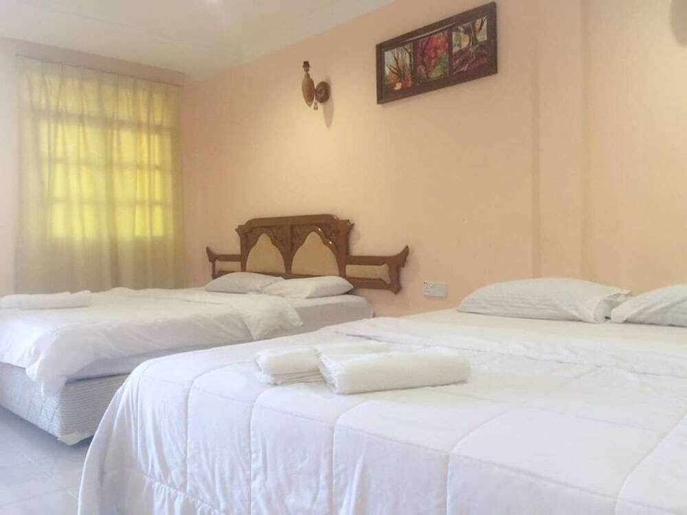 Penarak Bamboo Beach Motel