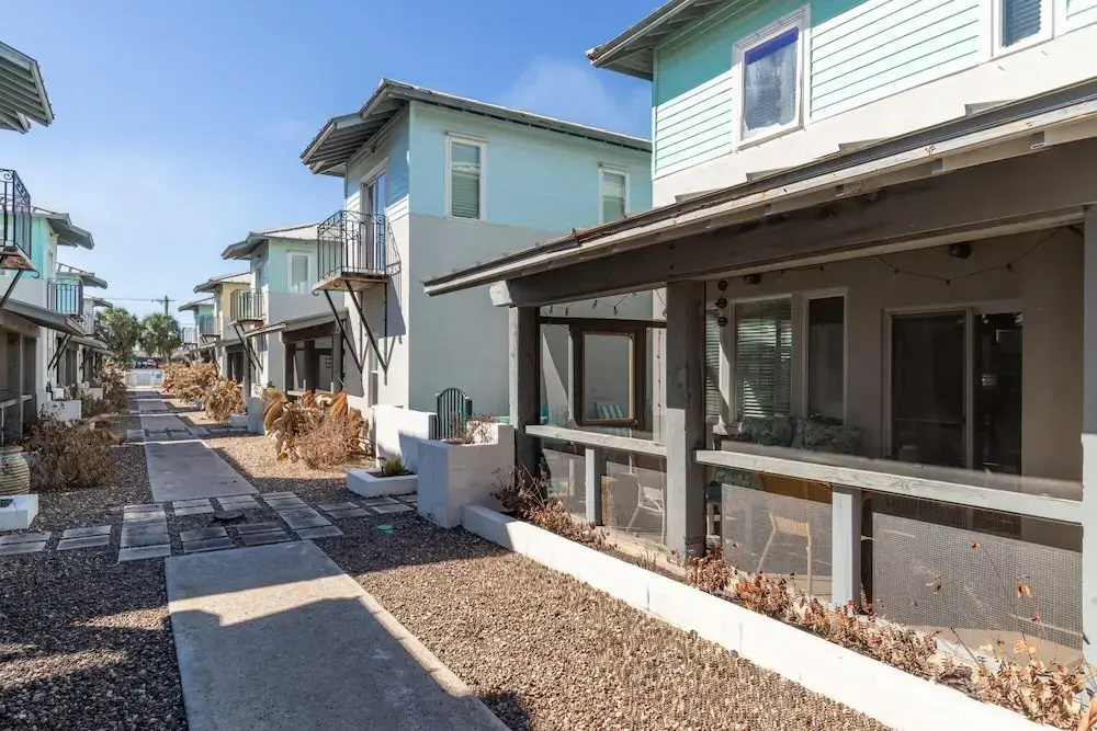 The Mermaid Inn - 4BR in Heart of Downtown Port A