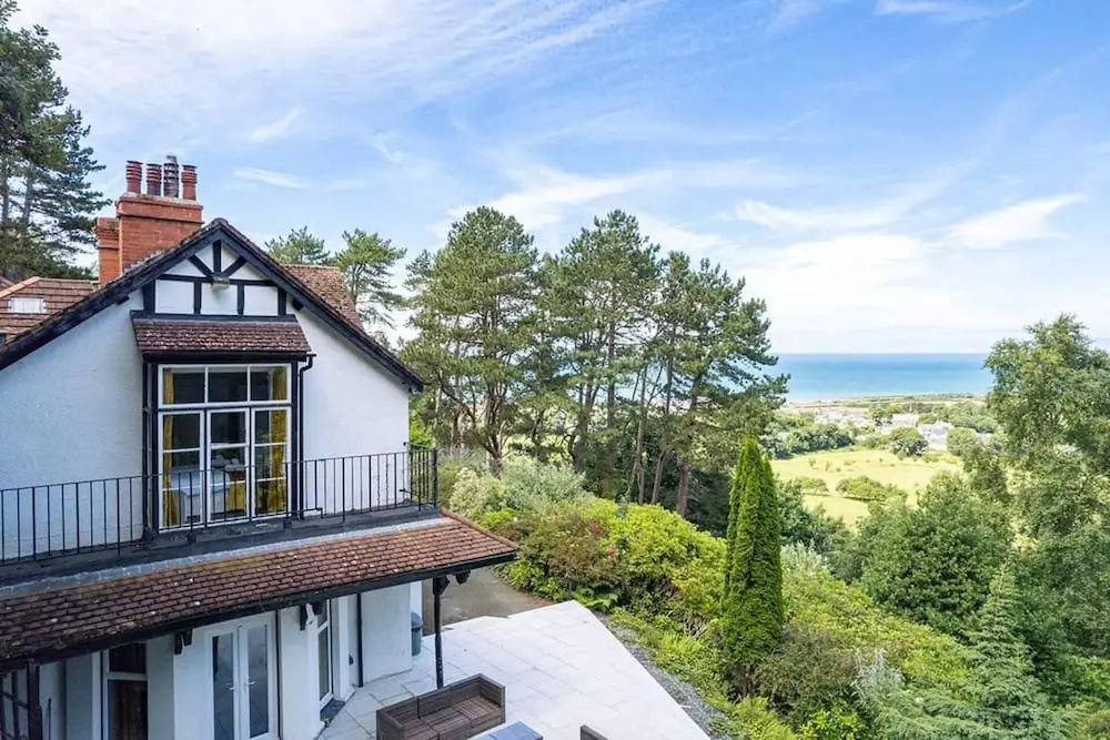 Delightful Holiday Home With sea Views and Hot Tub