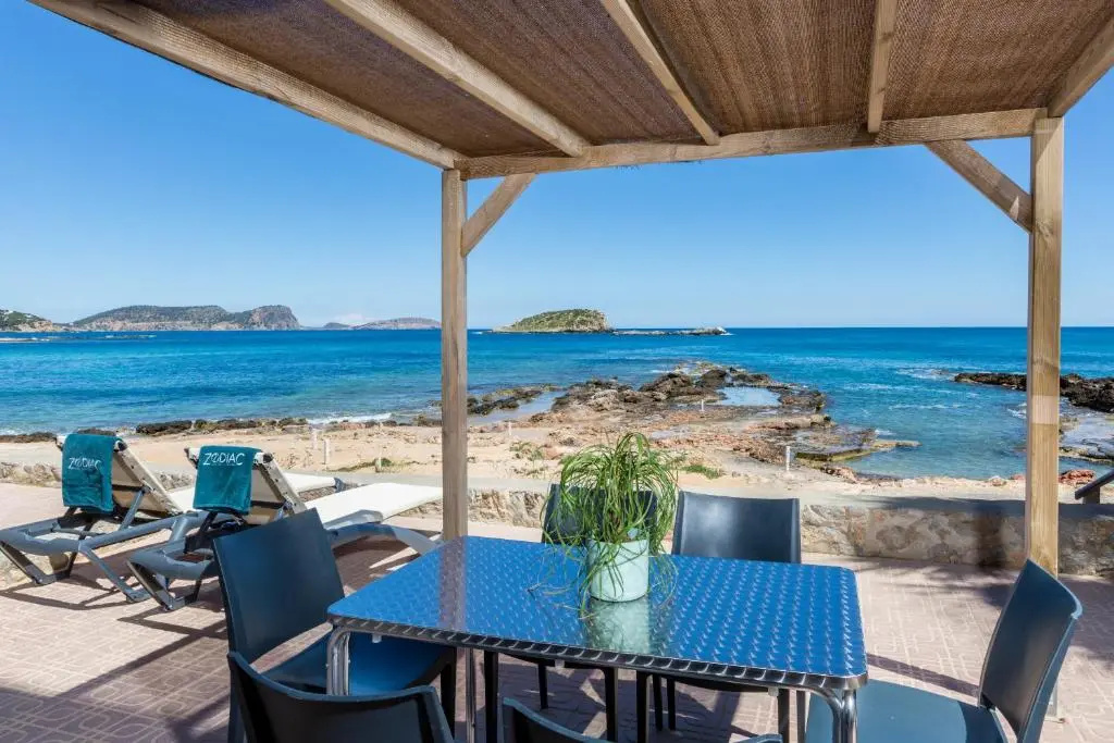 2 Bedrooms Premium Basement Apartment with sea view