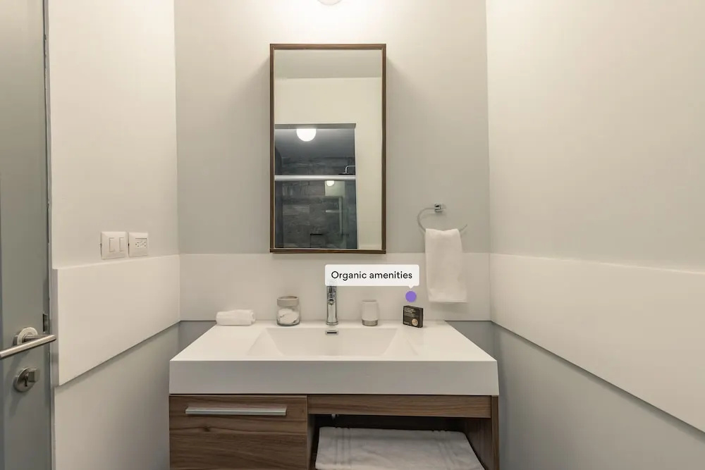 1BR Top Floor in an Art Deco Building!