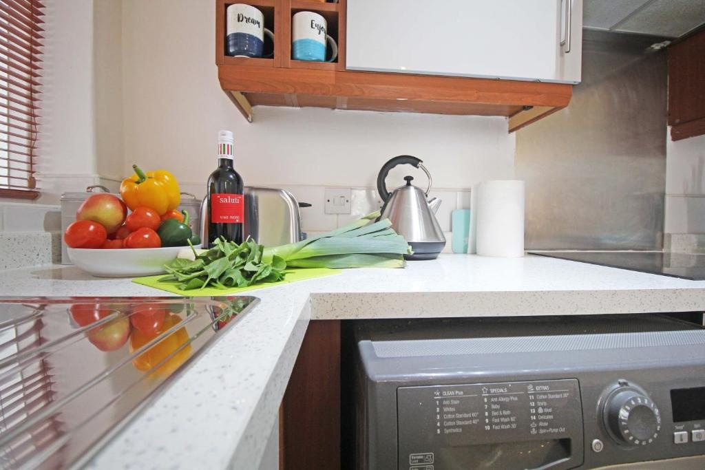 Queens Avenue - Central Chester Home - Sleeps 9