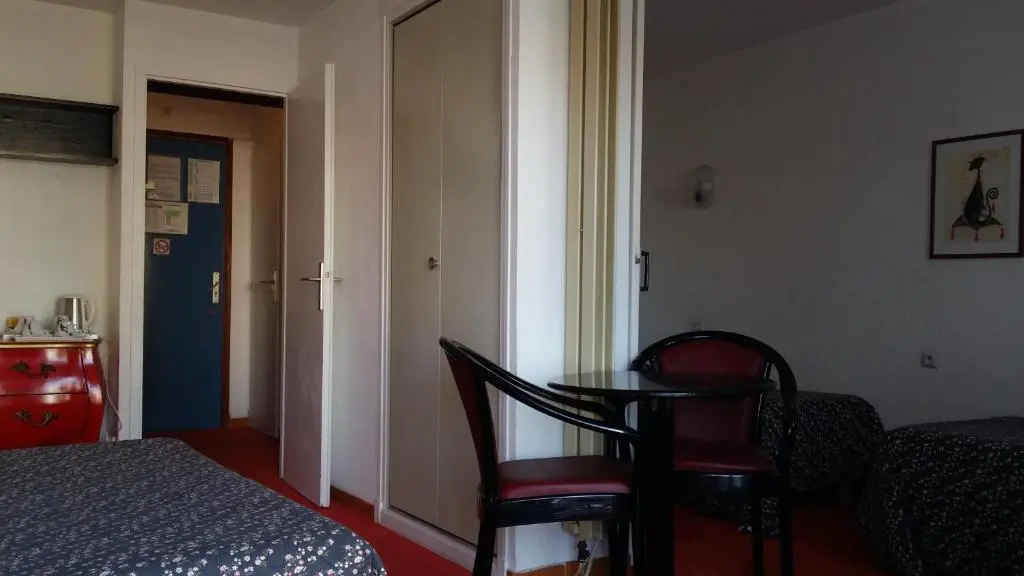 Standard Family room with street view