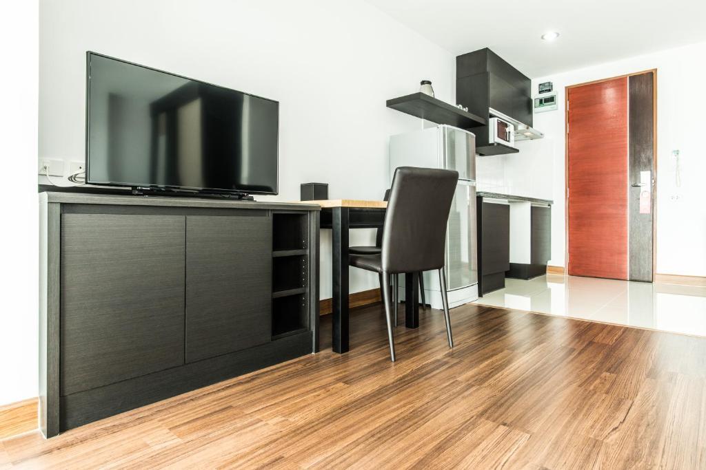 Двухместный номер Deluxe двуспальная кровать в Winner Sriracha Service Apartment